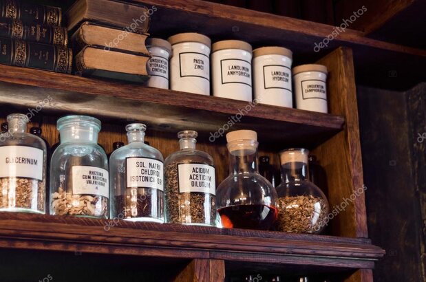 Livres de médecine traditionnelle à côté de matériel scientifique moderne