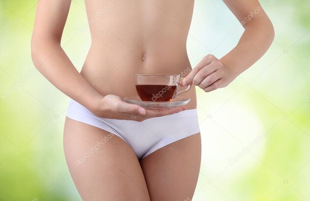 Tasse de tisane et assiette légère évoquant une bonne digestion