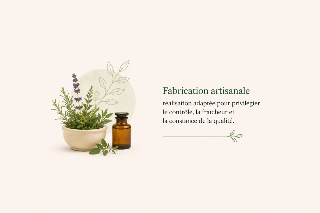 Petits lots de flacons de compléments alignés sur une paillasse de laboratoire