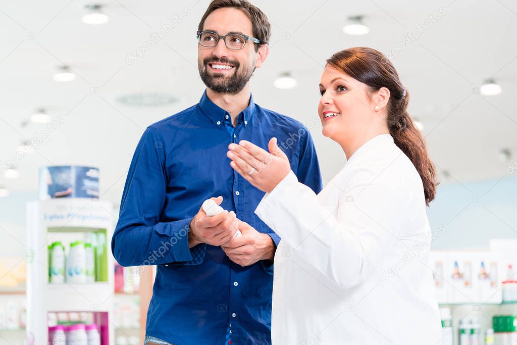 Pharmacien échangeant avec une personne au comptoir