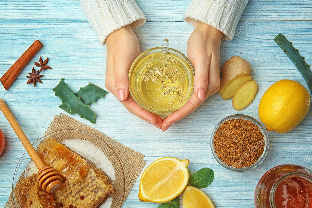 Flacons de compléments pour l’immunité entourés de fruits