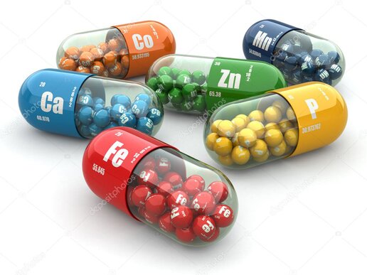 Pharmacien présentant différents compléments alimentaires sur un comptoir
