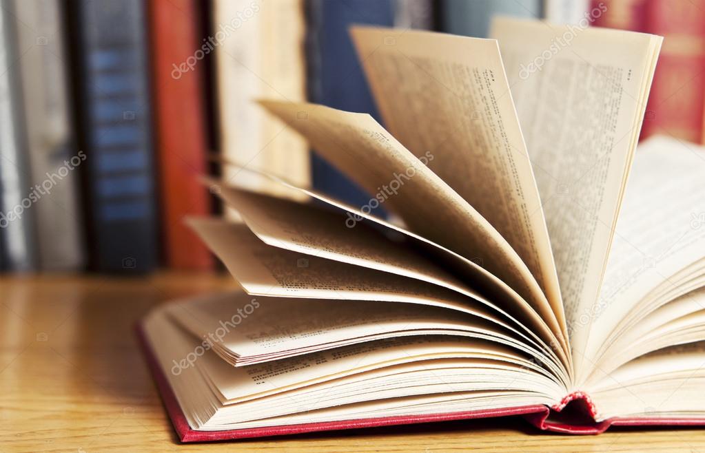 Livre ancien ouvert à côté de notes scientifiques contemporaines