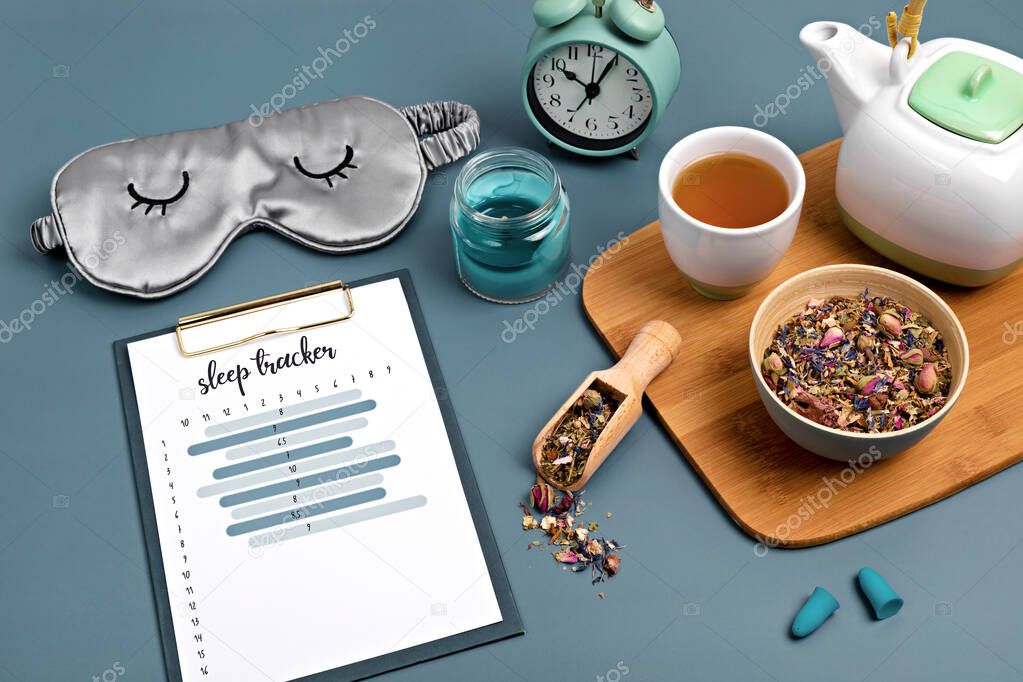 Compléments pour le sommeil sur une table de chevet avec une tisane