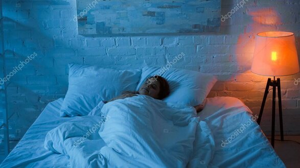 Chambre paisible avec lumière tamisée évoquant un sommeil réparateur
