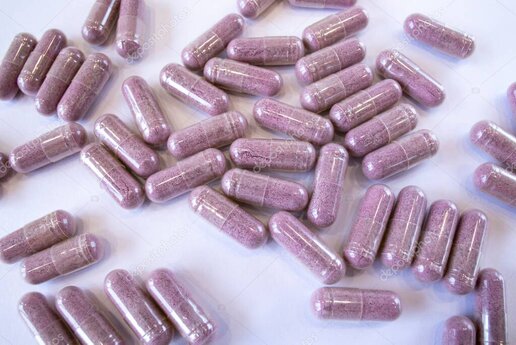 Médicaments et compléments posés côte à côte avec un pictogramme de prudence