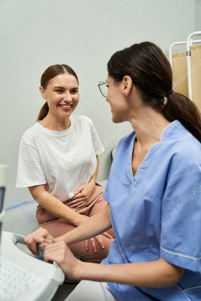 Professionnel de santé discutant avec une personne dans un cadre rassurant