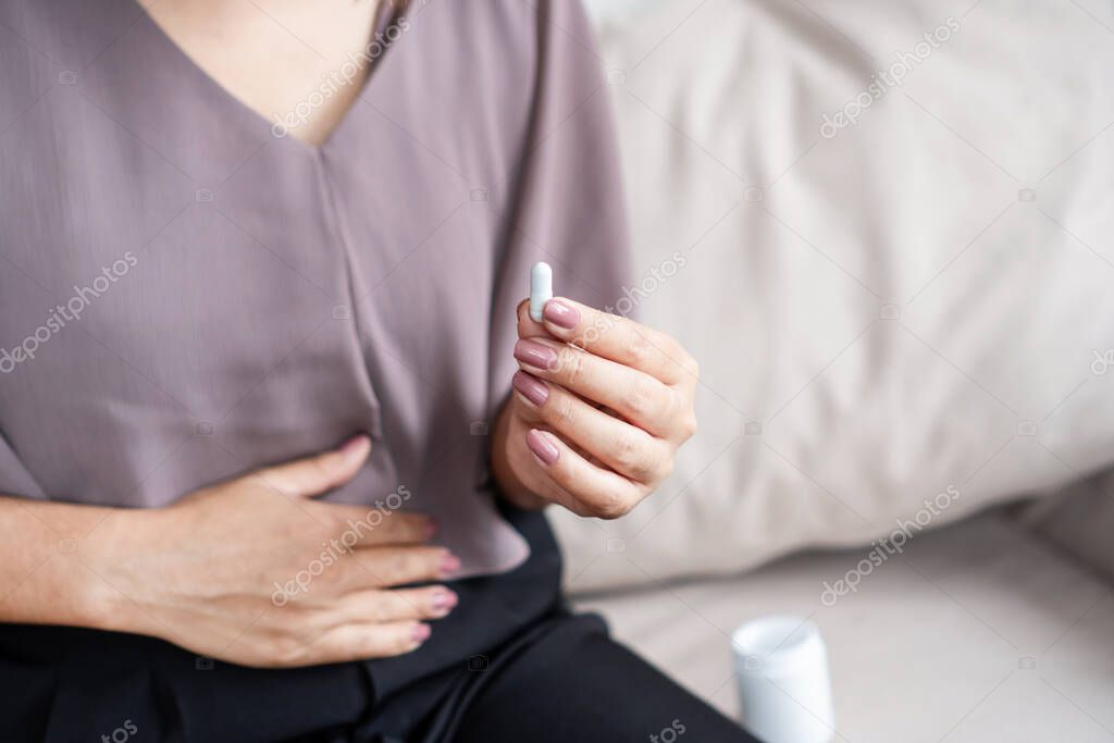Complément digestion posé près d’infusions de plantes amères