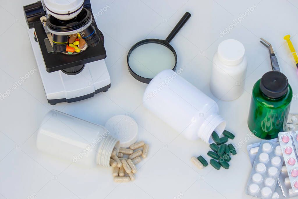 Contrôle qualité de flacons de compléments sur une paillasse de laboratoire